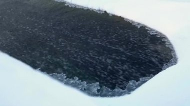 Şelale şelalesinin manzarası, suyun üzerindeki buz.