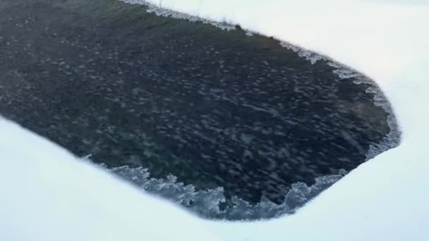 Vista do inverno cascata cachoeira, gelo sobre a água — Vídeo de Stock