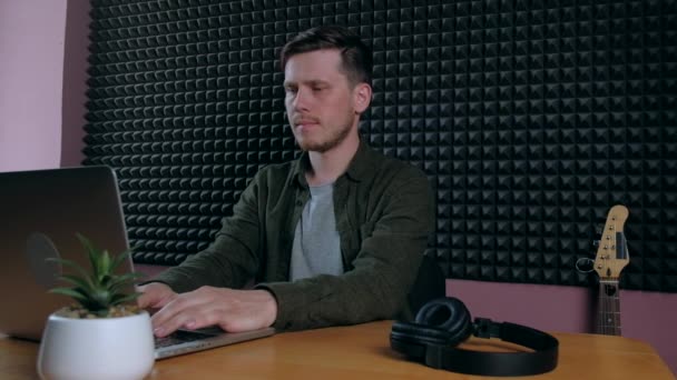 Sound designer working on notebook in music studio. — Stock Video