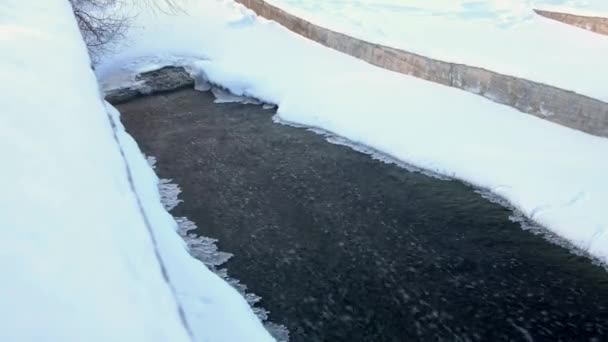 Вид на каскад водоспаду зима, лід над водою — стокове відео