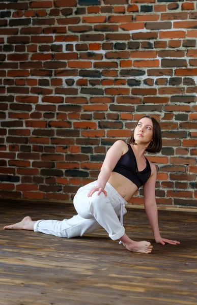 Atleta donna che pratica yoga. — Foto Stock