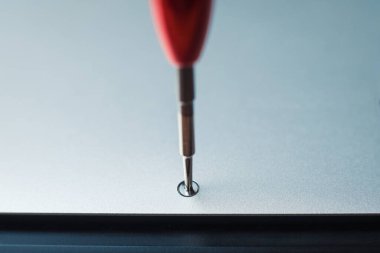 Usta bozuk dizüstü bilgisayarın manyetik tornavidayla vida sökme aracı.