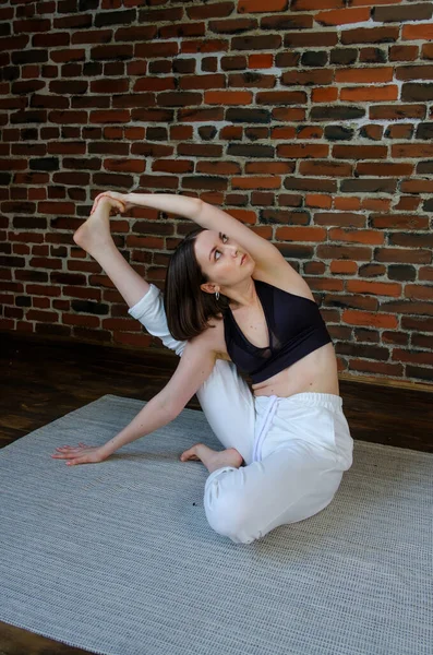 Atleta donna che pratica yoga. — Foto Stock