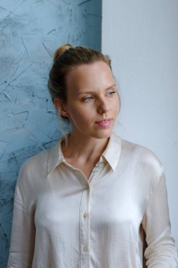 Genç bayan sarışın kameraya bakıyor..