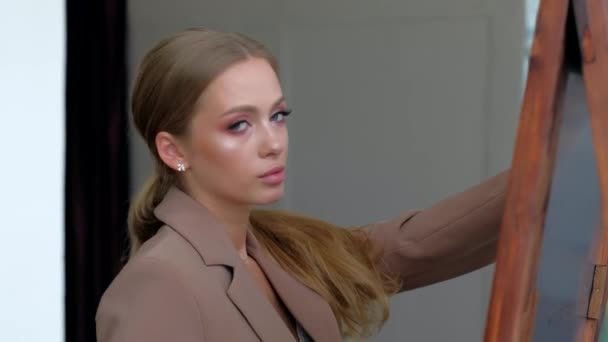 Jeune blonde femelle posant en regardant à la caméra. — Video