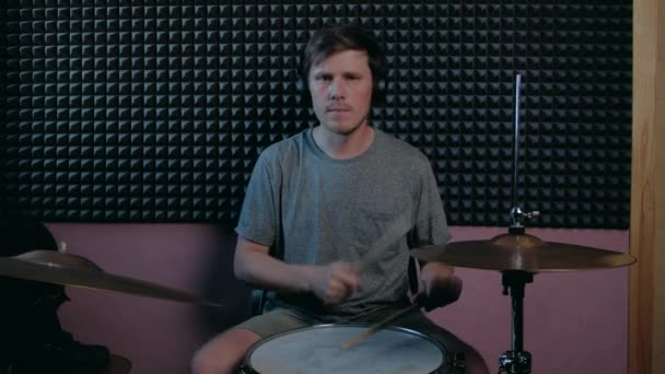 Uomo si siede a suonare la batteria — Video Stock