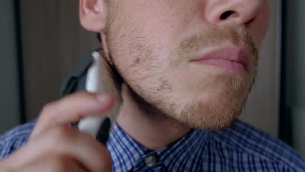 Uomo rasatura con rasoio elettrico. — Video Stock