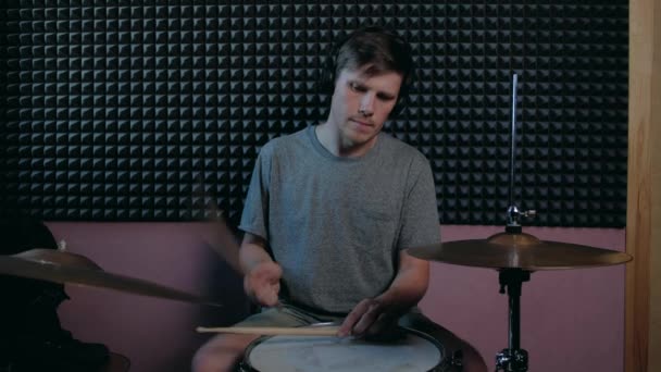 Мужчина садится играть на барабане — стоковое видео