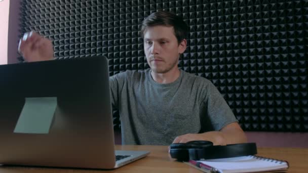 Pria kesal terganggu menggunakan laptop yang macet. — Stok Video