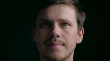 Saldırgan adam siyah arka planda izole bir şekilde kameraya doğru bağırıyor..