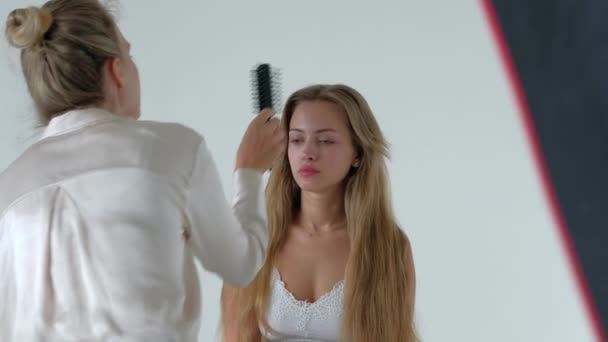 Ung makeup Artist gör makeover till söt modell — Stockvideo