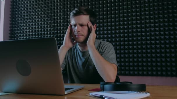 Homme à la maison ayant mal à la tête devant un ordinateur portable — Video