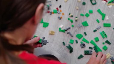  Elleri olan genç, arka plandaki elementleri oluşturur