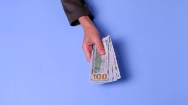 Bir paket yeni 100 dolarlık banknot ver..