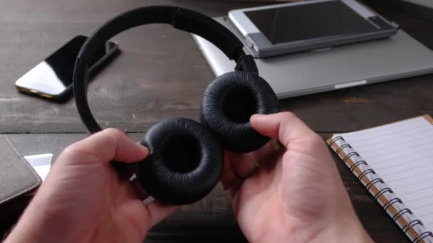 Руки людини за допомогою бездротових навушників . — стокове відео
