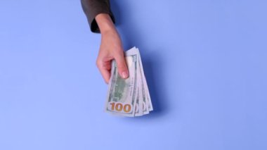 Bir paket yeni 100 dolarlık banknot ver..