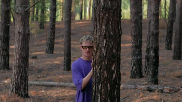 Vocalist uomo cantare nella foresta. — Video Stock