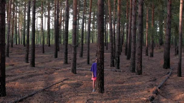Мужской вокалист поет в лесу. — стоковое видео