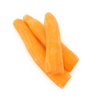 Üç tane soyulmuş, parlak turuncu havuç çapraz yerleştirilmiş ve yukarıdan bakıldığında temiz beyaz bir arkaplanda izole edilmiş. Yüksek kalite fotoğraf