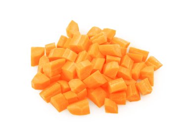 Taze kesilmiş, parlak turuncu havuç küplerinin beyaz bir arka planda pişirmek için kesilmiş ve izole edilmiş bir tepe manzarası. Yüksek kalite fotoğraf