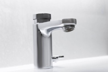 Karıştırıcı soğuk sıcak su. Modern musluk banyosu