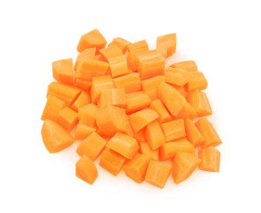 Taze kesilmiş, parlak turuncu havuç küplerinden oluşan, yemek pişirmek için kesilmiş ve bir beyaza karşı izole edilmiş bir tepeciğin genel manzarası. Yüksek kalite fotoğraf