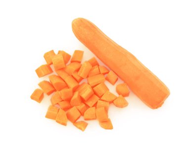 Soyulmuş, bütün havuç taze kesilmiş havuç küplerinin yanına konmuş, hepsi de parlak beyaz bir arka planda izole edilmiş. Yüksek kalite fotoğraf