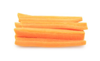 Beş uzun, soyulmuş havuç çubuğu, dikdörtgen şeklinde kesilmiş ve beyaz arka planda düzgünce istiflenmiş. Yüksek kalite fotoğraf