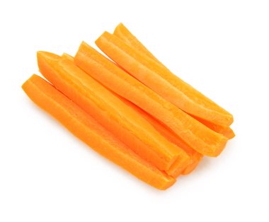 Çaprazlama dizilmiş ve temiz beyaz bir arkaplanda izole edilmiş altı uzun soyulmuş havuç parçasından oluşan düzgün bir üst görünüm. Yüksek kalite fotoğraf