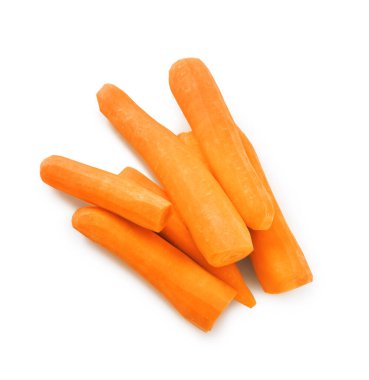 Kabuklu, parlak turuncu havuçlardan oluşan altı kişilik bir grubun beyaz arka plana istiflenmiş ve dağılmış görüntüsü. Yüksek kalite fotoğraf