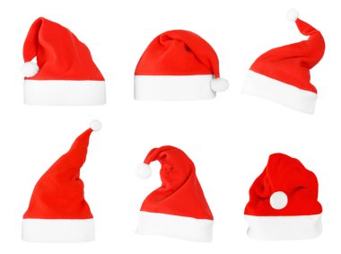 Beyaz arka planda izole edilmiş, farklı açı ve stillerde gösterilmiş altı kırmızı ve beyaz Noel Baba şapkası. Yüksek kalite fotoğraf