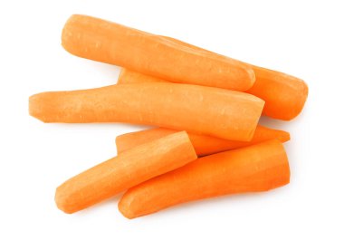 Kabuklu, parlak turuncu havuçlardan oluşan altı kişilik bir grubun beyaz arka plana istiflenmiş ve dağılmış görüntüsü. Yüksek kalite fotoğraf