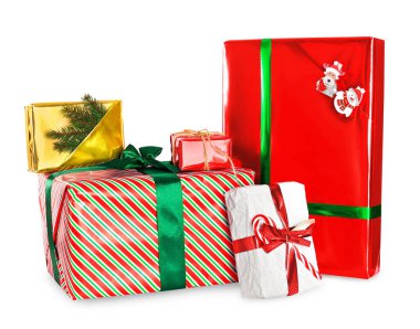 Renkli kurdeleleri ve beyaz arka planda izole edilmiş fiyonkları olan güzel paketlenmiş Noel hediye kutuları. Yüksek kalite fotoğraf