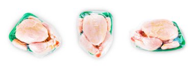 Beyaz arka planda izole edilmiş yeşil plastik tepsilerde üç taze çiğ tavuk seti. Yüksek kalite fotoğraf