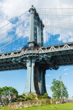 Green Park 'ın aşağısından Manhattan Köprüsü Kulesi