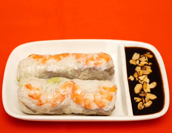 İki şeffaf yaz böreğinden oluşan bir makro stüdyosu karides ve vermicelli şehriyeyle dolu taze börekler yapıyor ve yanında da fıstık sosu servis ediliyor. Sağlıklı, Vietnamlı ve temiz yemek kavramları için ideal..