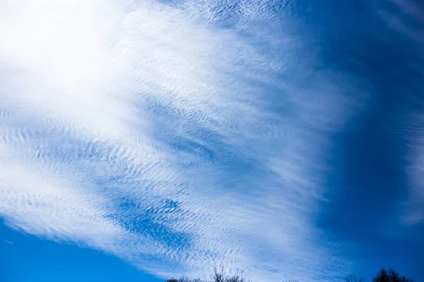 İnce Beyaz Siren Bulutlarıyla Yüksek Karşıtlık Mavi Gökyüzü
