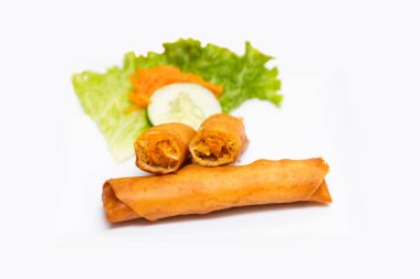 Stüdyoda altın sarısı kızarmış börek, sebze dolgusunu göstermek için ikiye bölünmüş, temiz beyaz bir arka planda izole edilmiş. Menüler, yemek blogları ve aperatif kavramlar için ideal..