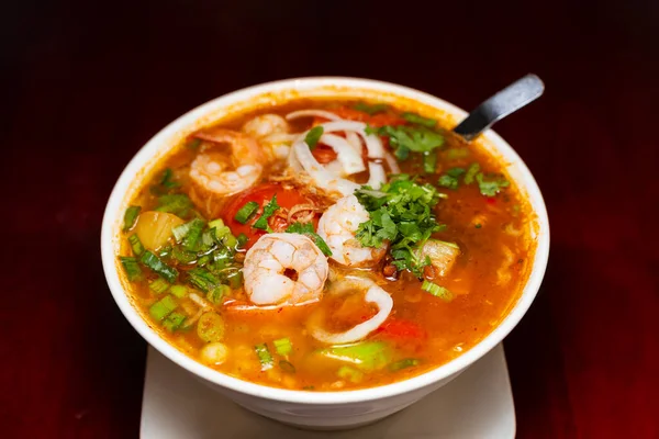 Bun Bo Hue ya da içi karides, domates, soğan ve taze kişniş dolu Canh Chua gibi acı soslu Vietnam şehriyesi çorbası. Rahatlatıcı, lezzetli bir yemek..