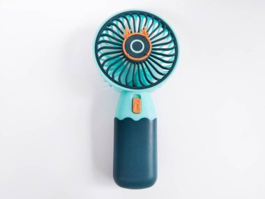 Geyik boynuzu süslemeleri içeren şirin bir tasarımı olan taşınabilir mini vantilatör yakın plan.