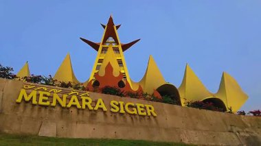 LAMPUNG, INDONESIA - 22 Eylül 2025: Menara Siger (Siger Tower) yang menjadi ikon Lambang Identitas di Ujung Tenggara Lampung, Endonezya pada Eylül 2025.