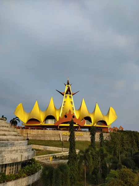 LAMPUNG, INDONESIA - 22 Eylül 2025: İkonik Menara Siger (Siger Kulesi), Endonezya 'nın Lampung kentinin güneydoğu ucunda bir Kimlik Sembolü.