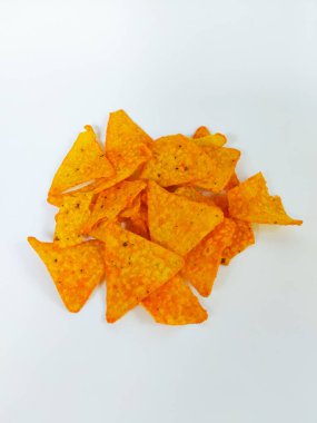 Beyaz arka planda portakallı cips yakın plan.