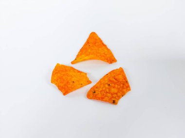 Beyaz arka planda portakallı cips yakın plan.