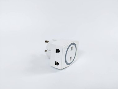 Temiz beyaz arka planda beyaz bir elektrik prizi adaptörünün yakın çekimi