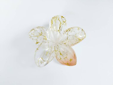 Altın çizgili şeffaf bir çiçek süslemesinin yakın çekimi.