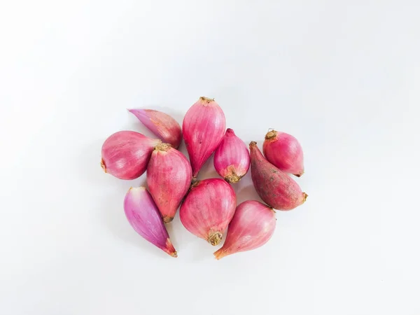 Beyaz zemin üzerinde birkaç taze kırmızı soğan (küçük kırmızı soğan) yakın plan çekimi