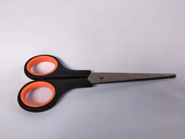 Siyah saplı, turuncu iç saplı, düz beyaz bir arka plana yerleştirilmiş bir makas çifti.