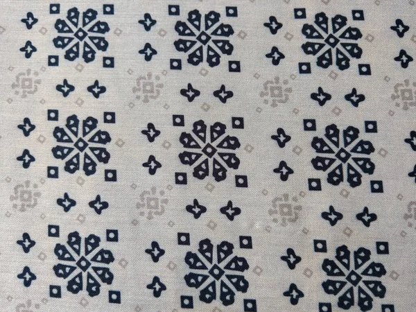 Siyah ve bej renkli basit geometrik desenli geleneksel batik kumaşa yakın çekim.