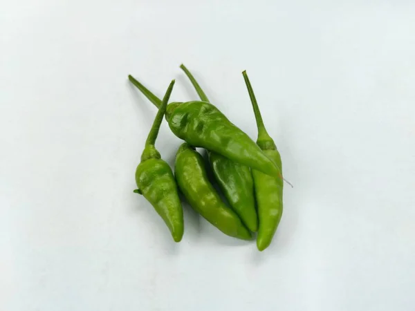 Beyaz arka planda taze kırmızı biber yakın plan.